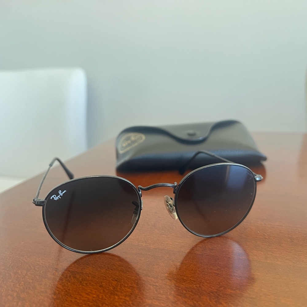 Ray-Ban Round Sunglasses with Grey Lenses
